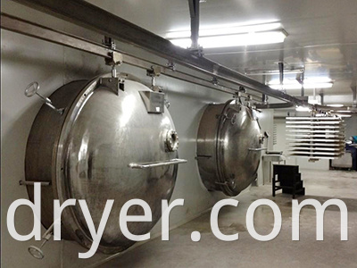 Vacuum freeze dryer for food production